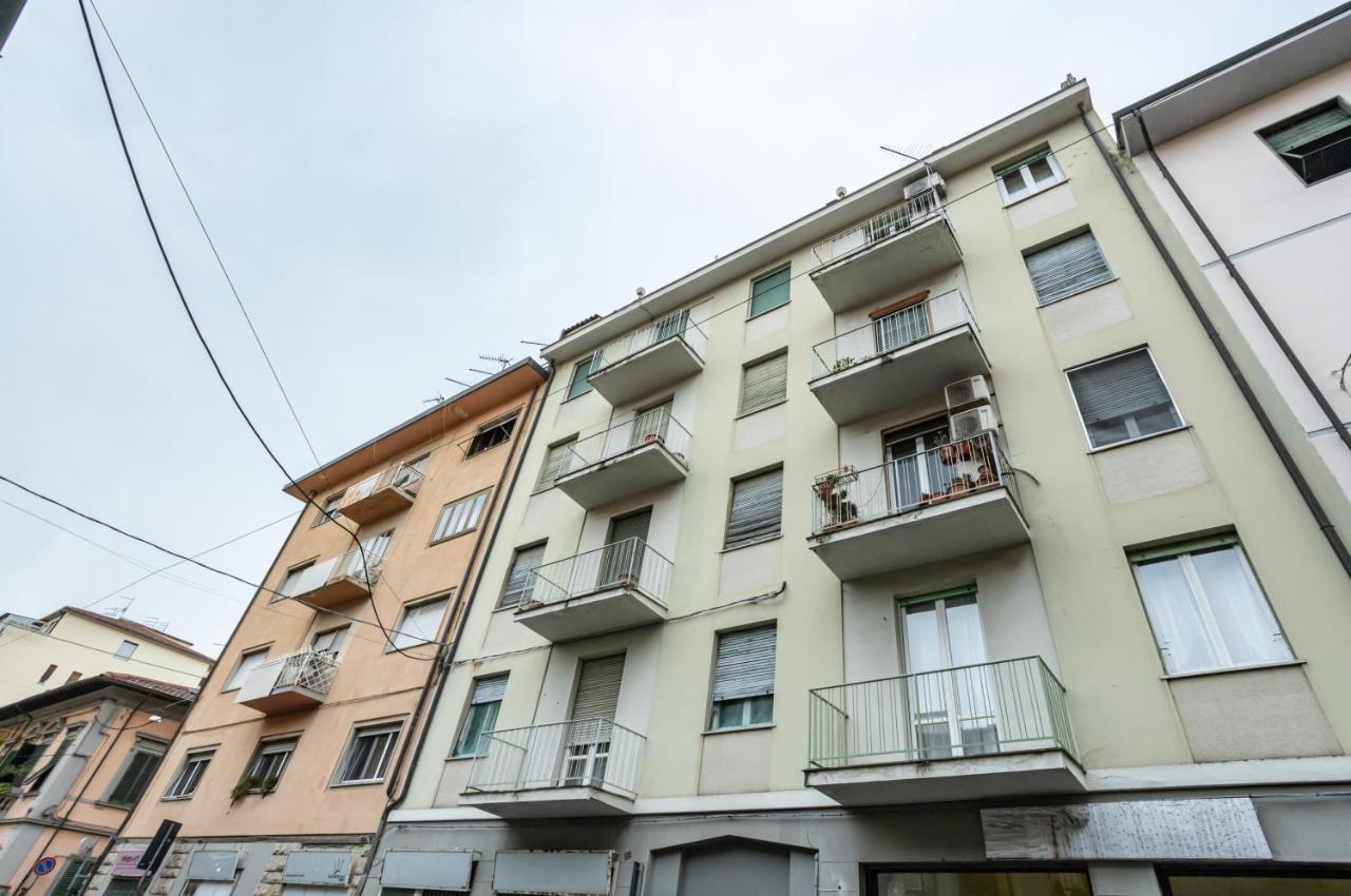 Yellowsunny Apartment With Two Balconies 比萨 外观 照片